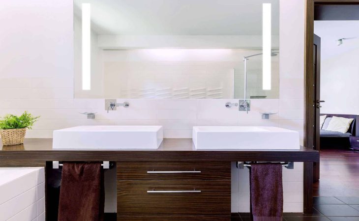 Seura Lumin Lighted Mirror in Bathroom